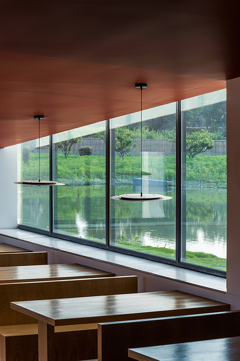 24-下沉餐厅座位望向景观湖面 Customized tables and chairs ?摄影:吴清山.jpg